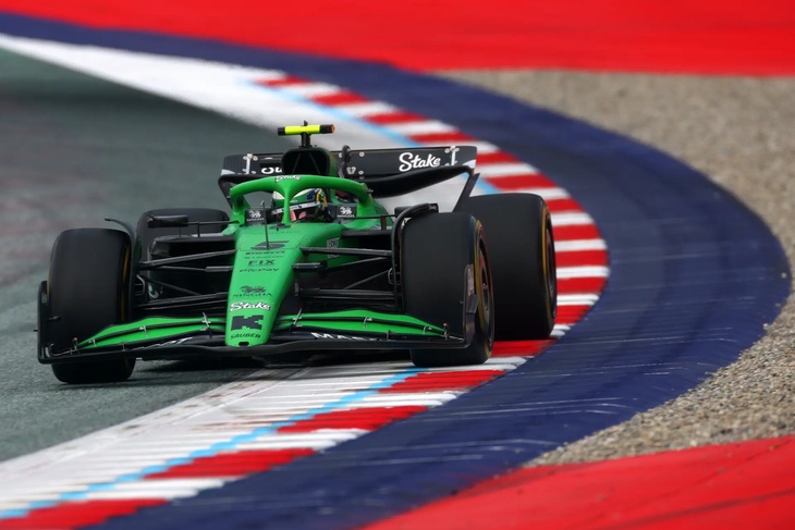 シーズン序盤は戦闘力が最も低かったキック・ザウバーのマシンだが、ここにきてアップデートが機能し始め上昇機運に乗り始めている。第11戦オーストリアGP（写真）では、新人ガブリエル・ボルトレートがキャリア初の予選トップ10入りを果たし8位、レースでもそのポジションを守り見事初入賞。レース中は、自身のマネジメントを手がける大先輩フェルナンド・アロンソと丁々発止とやり合い、見るものを沸かせてくれた。（Photo=Sauber）