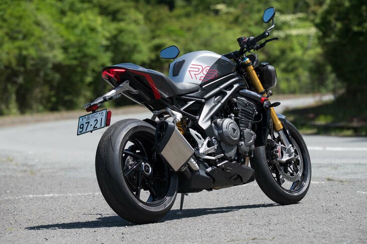 デザインに関しては、ハンドルバーがわずかに幅広く、高くなった点や、軽量化された新型ホイール、新意匠のシートカウルなどが2025年モデルの特徴だ。