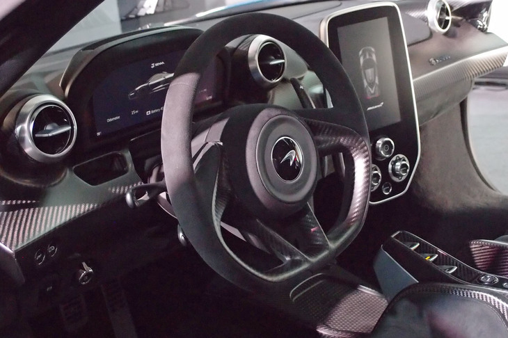 下端がフラットになったステアリングホイール。メーターパネルは「マクラーレン720S」と同様、手前側に折り畳むことができる。