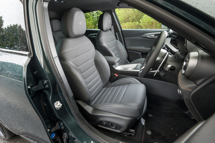 シート表皮は「スプリント」がファブリックで「ヴェローチェ」（写真）がナチュラルレザー。後者では運転席・助手席に電動調整機構やヒーター／ベンチレーション機能、電動ランバーサポートが装備される。