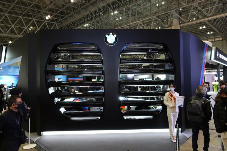 巨大なキドニーグリルが来場者を迎える、BMWのブース。