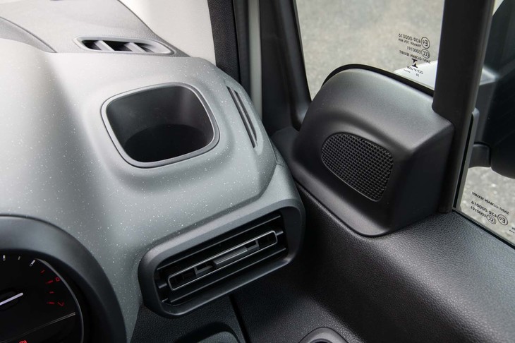 Aピラーの真横という一等地に備わるカップホルダーは、日本で一般的に用いられているペットボトルには少しキツかったが、コンビニコーヒーの紙コップはぴったりだった。