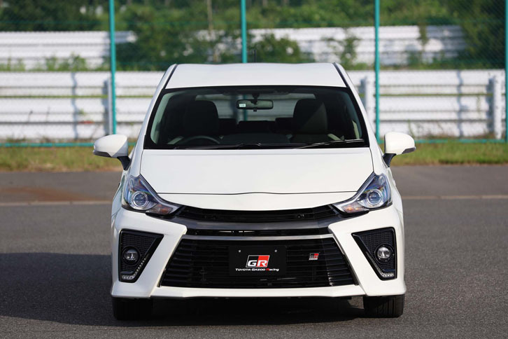 トヨタ・プリウスα“GRスポーツ”プロトタイプ