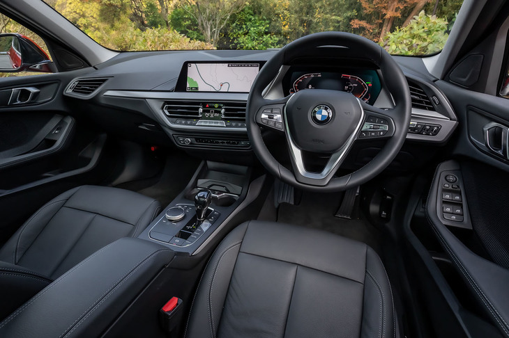 従来モデルと同様にセンターコンソールが運転席に向けて斜めに配置される、BMWデザインのセオリーを守ったインストゥルメントパネル。パーキングブレーキは、機械式からFFベースの「2シリーズ」や「X1」などと同様となる電動式に変更された。