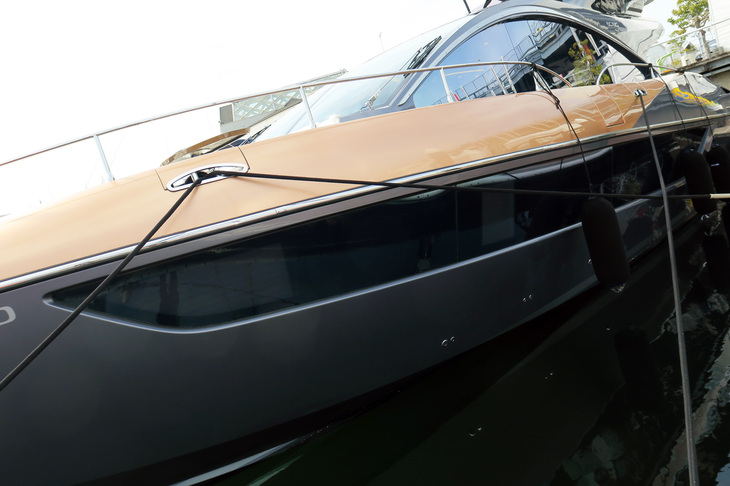 レクサスLY650（船窓）