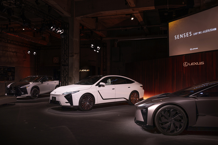 2023年のジャパンモビリティショーに出展されたコンセプトカー「LF-ZC」（写真手前）も展示されていた。