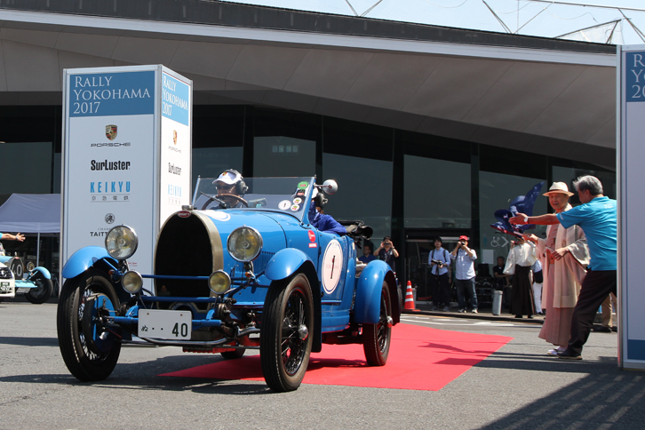 午前9時30分、原則として年式の古い車両から振られたカーナンバー（ゼッケン）順にスタート。カーナンバー1は1927年「ブガッティT40」。