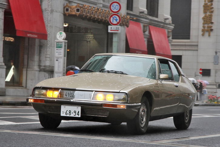 1971年「シトロエンSM」。前モロッコ国王のハサン2世の愛車だったというヒストリーを持つ個体。ヘッドライトの間、透明カバーに覆われた本来のナンバープレートの位置には、アラビア語交じりのプレートがおさまっている。