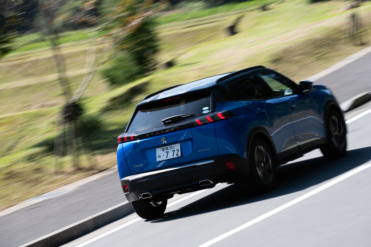 内装のクオリティーや装備の充実度、動的質感などが、いずれも高いレベルにある「プジョーSUV 2008」は、BセグメントSUVでも屈指の実力の持ち主だった。