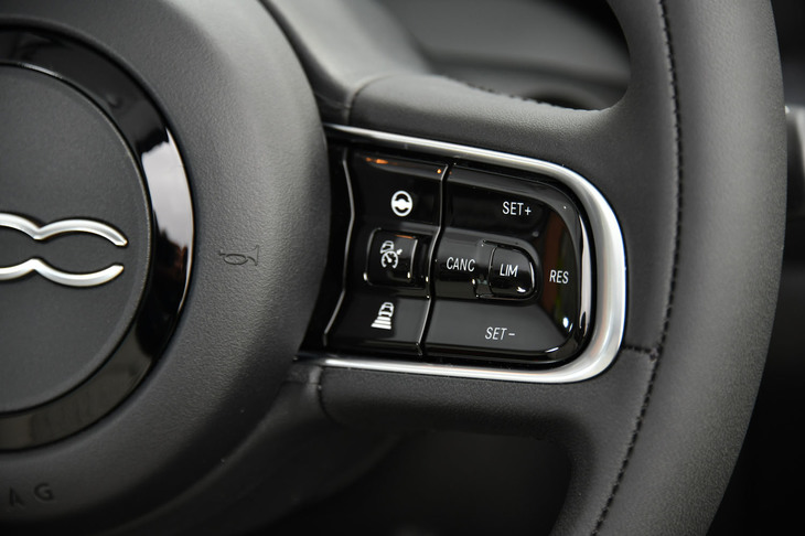 ADASの充実度はグレードによって異なり、「ポップ」を除く2グレードには、アダプティブクルーズコントロールやレーンキーピングアシスト、ブラインドスポットモニター、交通標識の読み取り機能、バックモニター、パーキングセンサーなども装備される。