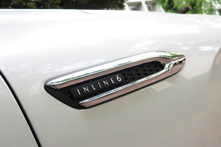 ボディーカラーは、マツダ車ではおなじみの「ソウルレッドクリスタルメタリック」や、新色の「ロジウムホワイトプレミアムメタリック」（写真）など、全7色が用意されている。