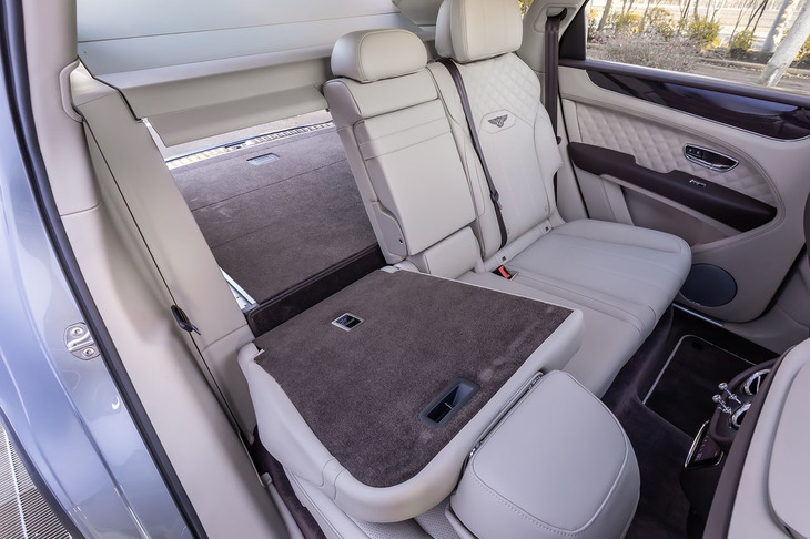 「ベンテイガ」では、2列5人乗りと後席がセパレートタイプの2列4人乗り、3列7人乗りの3種類のシートレイアウトが選択できる。5人乗り仕様（写真）の後席背もたれには40：20：40の分割可倒機能が備わる。