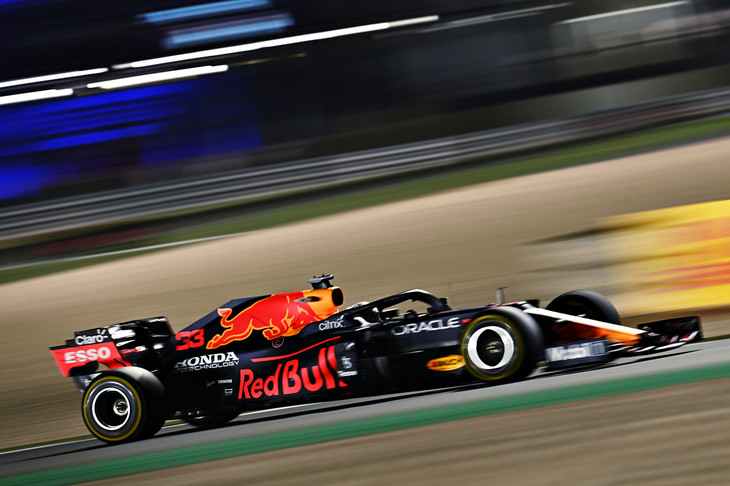 予選2位だったフェルスタッペン（写真）は、Q3セッション中のダブルイエローフラッグ区間で減速しなかったことで、レース直前になって5グリッド降格、7番グリッドと大きなハンディを背負うことに。スタートで4位に上がり、あっという間に2位まで追い上げることができたものの、ハミルトンから優勝を奪うほどの速さはなかった。ポイントリードは8点まで減ったが、レースを振り返り「楽しかったね」と余裕を見せた。チームメイトのセルジオ・ペレスは、予選でまさかの11位と下位に沈むも、レースではオーバーテイクを重ねて4位フィニッシュ。コンストラクターズチャンピオンシップでは、トップのメルセデスに5点差で迫っている。（Photo=Getty Images / Red Bull Content Pool）