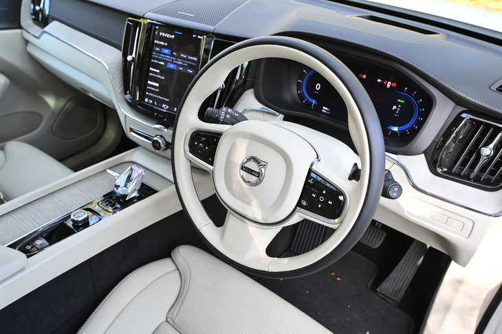 「XC60」のプラグインハイブリッドモデルでは、走行の基本となる「Hybrid」のほか、エンジンとモーターを用いて強力な加速を実現する「Power」、EV走行用の「Pure」、悪路走行に適した「Off-road」、滑りやすい路面に向いた「Constant AWD」という5種類の走行モードが用意されている。