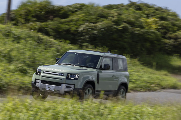 ランドローバー生誕75周年を祝う特別仕様車「ディフェンダー75thリミテッドエディション」。ショートボディーの「90」（写真）とロングボディーの「110」をラインナップし、前者が75台、後者が150台の台数限定で導入された。外板色はディフェンダーでは初採用となる「グラスミアグリーン」。