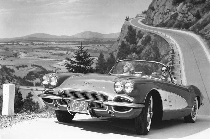 1961年の「コルベット」。ノーズに2本のフラッグが交差するデザインのエンブレムと「CORVETTE」のロゴが備わる。