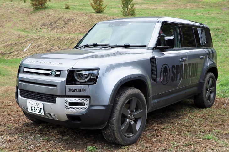 こちらは「SUPARTAN RACE（スパルタンレース）」のブースに展示されていた「ディフェンダー110」。この競技は世界最大規模の障害物レースで、年間200以上の大会が世界各地で開催される。距離、障害物数、難易度に応じて3つのカテゴリーが用意される、いわゆる鉄人レースだ。強靱（きょうじん）な肉体を持つオーナーには、やはりタフなクルマがふさわしい!?