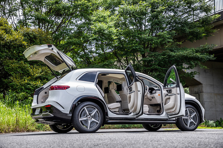 「EQS450 4MATIC SUV」のボディーサイズは全長×全幅×全高＝5135×2035×1725mm、ホイールベースは3210mm。そのボリューム感に圧倒されるが、全長はセダンタイプの「EQS」よりも90mm短い。
