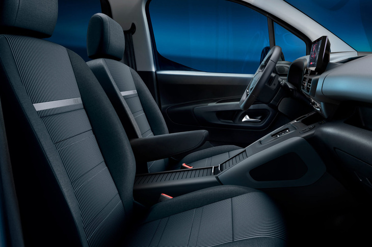 フロントシートには、「FIAT」ロゴ入りシルバーラインがアクセントとして入れられた。