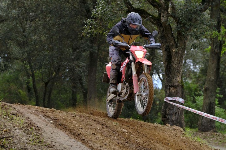 軽量なトレールバイクと大型アドベンチャーツアラーのよさを併せ持つ「GASGAS ES700」。その優れた走破性は、自分のライディングがうまくなったかのように感じられるほどだ。