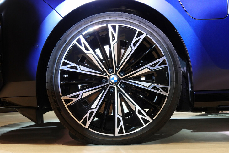 BMW i7 M70 xDrive（タイヤ＆ホイール）