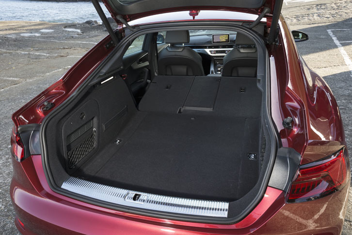 ラゲッジルームの定員乗車時の容量は480リッター。後席を畳めば、ご覧の通り、クーペの常識を越えた広々とした空間ができあがる。