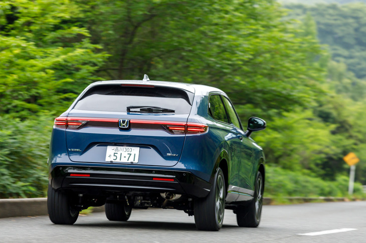 新しい「ヴェゼル」の価格は264万8800円～377万6300円。その下を「WR-V」（209万8800円～248万9300円）が、上を「ZR-V」（320万8700円～437万9100円）が固めている。