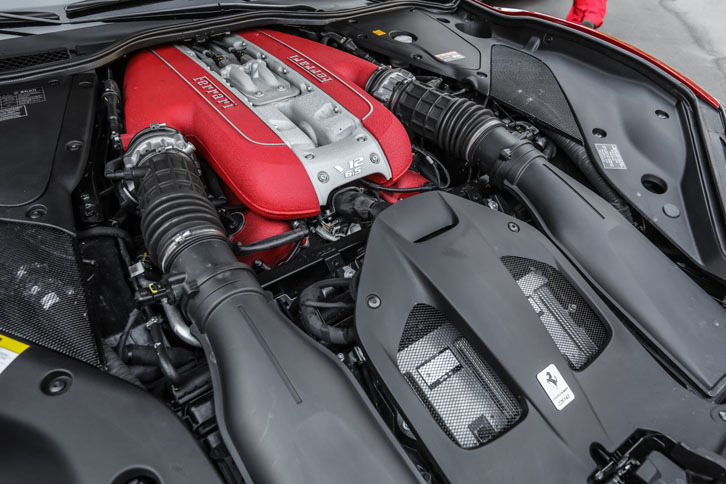 6.3リッターから6.5リッターへ拡大されたバンク角65度の“ティーポF140”V12自然吸気ユニット。800psと718Nmを生み出す。