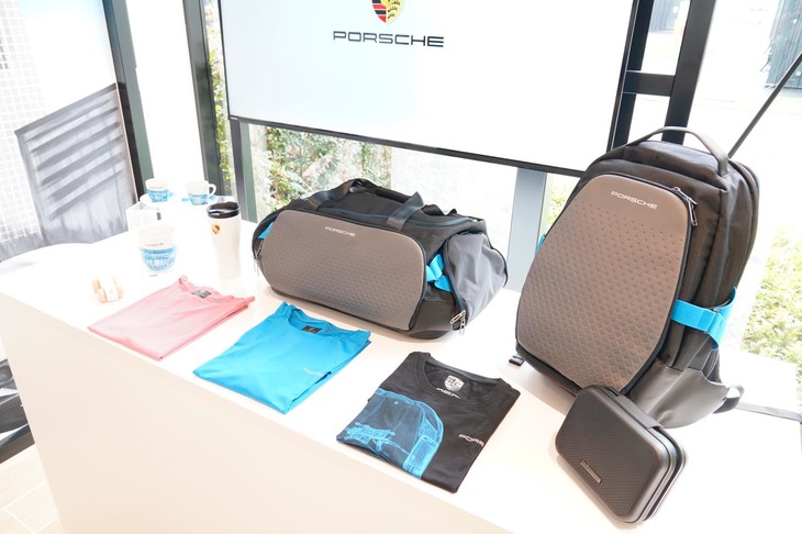 タイカンコレクションの一部。写真中央のスポーツバッグは1万5730円で、右に見えるバックパックは1万3090円。いずれも、耐久性とはっ水性がセリングポイントになっている。