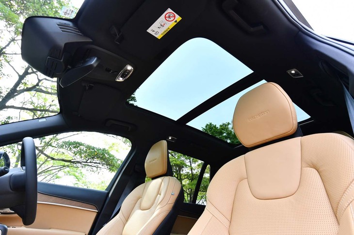 電動パノラマガラスサンルーフは、今回試乗した「インスクリプション」グレードでは20万6000円のオプションとなる。