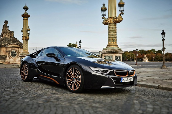 BMWの新ブランド「i」の立ち上げ（2011年2月）に伴い、2013年にデビューしたプラグインハイブリッド・スポーツカー「i8」。2020年の春には生産終了することが決まっている。写真は最後の限定車となる「i8アルティメットソフィストエディション」。