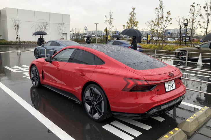2021年4月に国内で初披露されたアウディのスーパーEV「e-tron GT」。ベースモデルの「e-tron GTクワトロ」が1399万円、高性能版の「RS e-tron GT」が1799万円という価格設定にもかかわらず、すでに1年分の予定販売台数を超える200台以上のオーダーが入っているという。
