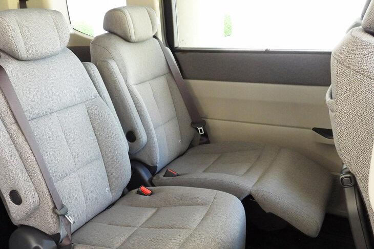 2列目シートのオットマン。