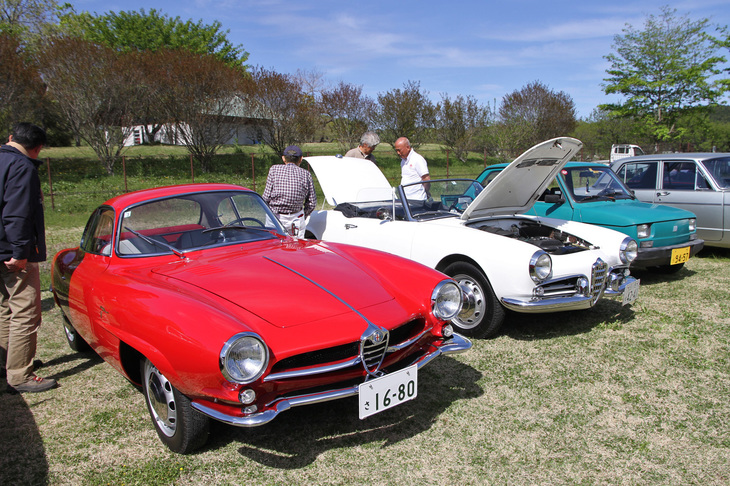 フィニッシュ後、スタート／ゴール地点である出会いの森総合公園 オートキャンプ場にて。左から「アルファ・ロメオ・ジュリエッタSS」「同ジュリエッタ スパイダー」、軽登録された「フィアット126」など。