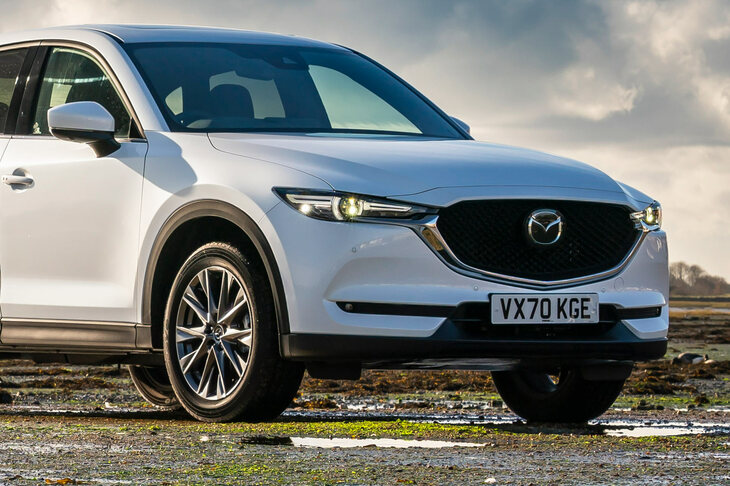 こちらは従来型のフロントまわり。上の新型と似たような画角だが、バンパーの縁はすとんと下へ落ちており、タイヤとの乖離（かいり）も小さい。こちらのほうがシルエットにまとまりがあり、オーバーハングが短く感じられる。