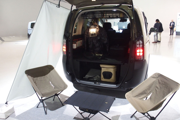 ホンダ・フリード クロスター（リアビュー）