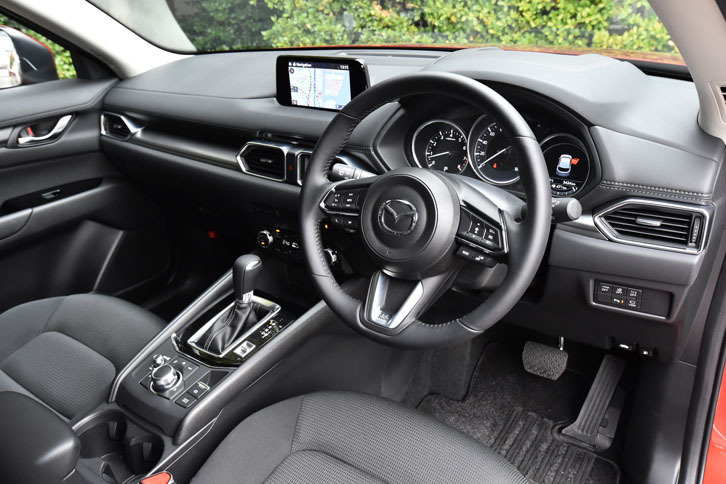 インストゥルメントパネルは水平基調の造形。「アクティブ・ドライビング・ディスプレイ」は従来のコンバイナー式からフロントガラス照射式に変更された。