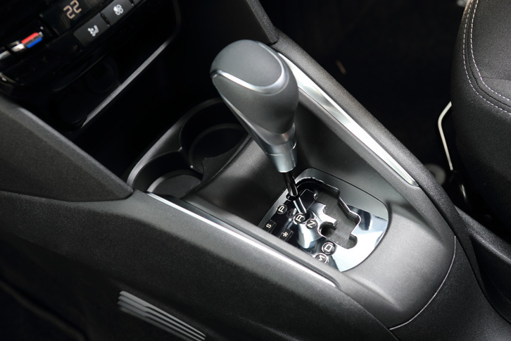 新たに採用されたトルコン式6段ATのシフトセレクター。マニュアルモードを備えており、手動での変速も可能となっている。