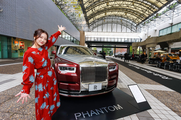 今回は、世界の名だたる高級車の販売を手がけるコーンズ・モータースが開催した、ロールス・ロイスの一般向け試乗会にお邪魔しました。写真はロールス・ロイスの最上級モデル「ファントム」です。大きい……。