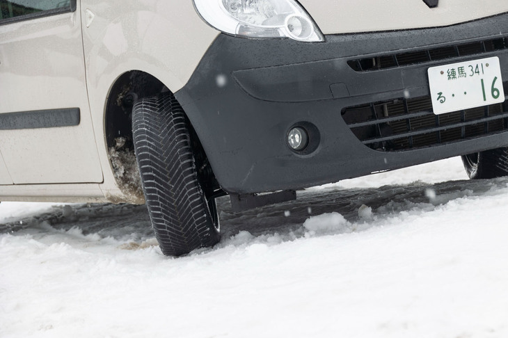 水分を多く含んだ滑りやすい雪の上でも、しっかりとしたトラクションを実感。ショルダーブロックの両側面にあるギザ状の凹凸が、スノー路面でのグリップ力を効果的に発生させている。