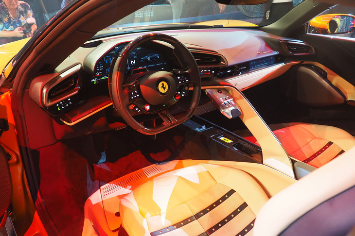 デザインの妙で、「849テスタロッサ」の車内はシングルシートのコックピットのようにも見えて（乗車定員は2人）、あくまでドライバー主体のマシンであることを意識させる。