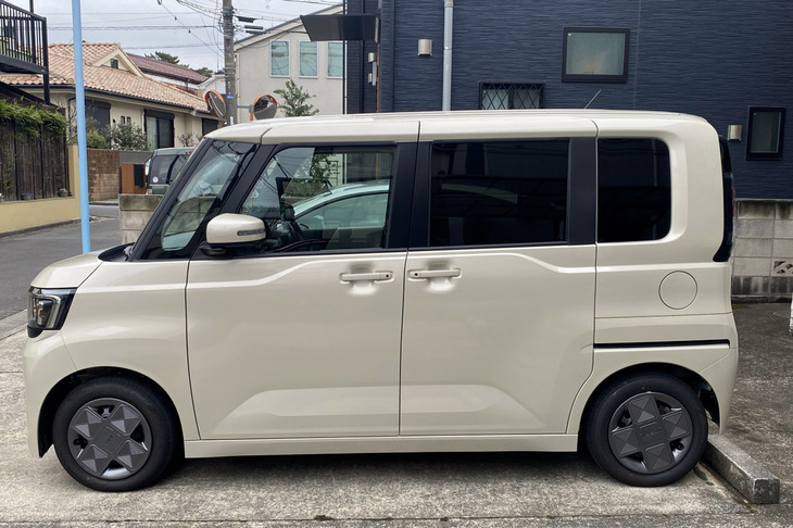 「ルークスX」のサイドビュー。今回試乗したFF車のボディーサイズは全長×全幅×全高＝3395×1475×1785mm、ホイールベースは2495mmとなる。4WD車は車高が20mm高い設定だ。