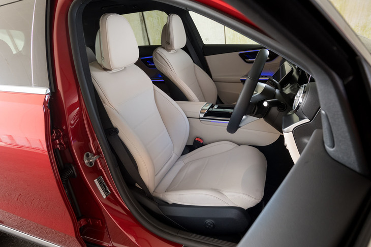 試乗車には本革シートやサンルーフなどからなるオプション「レザーエクスクルーシブパッケージ」が採用されていた。