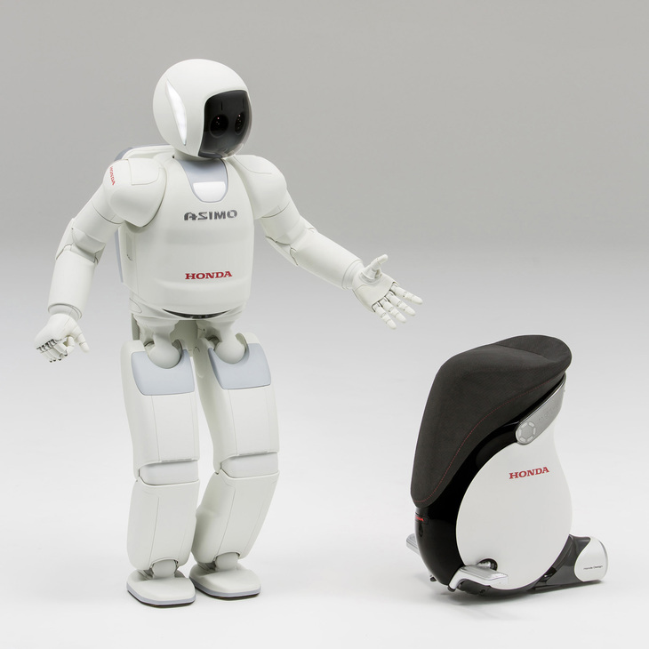 ホンダの二足歩行ヒューマノイドロボット「ASIMO（アシモ）」（写真左）と2013年11月に発表されたパーソナルモビリティー「UNI-CUB β（ユニカブ ベータ）」（同右）。