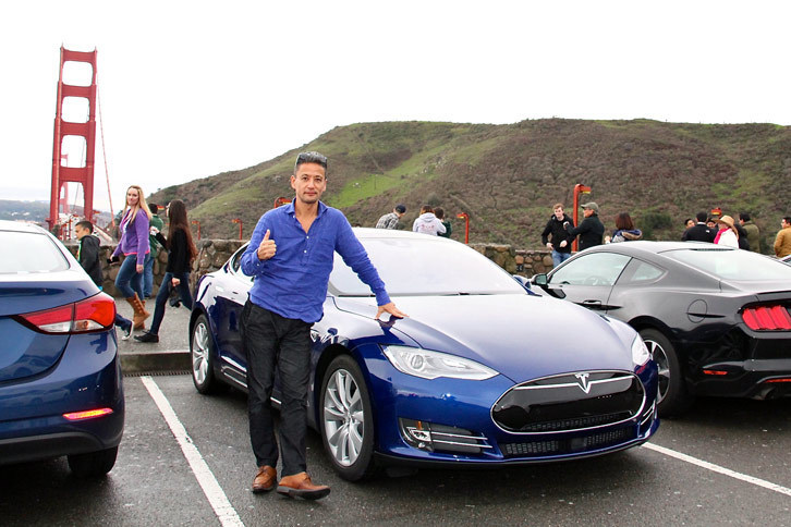 「テスラ・モデルS」と小沢コージ。