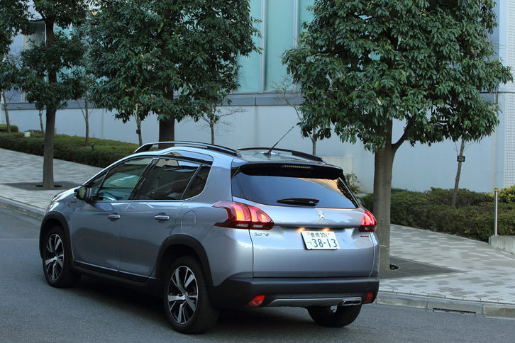 エクステリアではブラックのドアミラーやウィンドウモール、17インチのアルミホイールなどが「GTライン」の特徴だ。