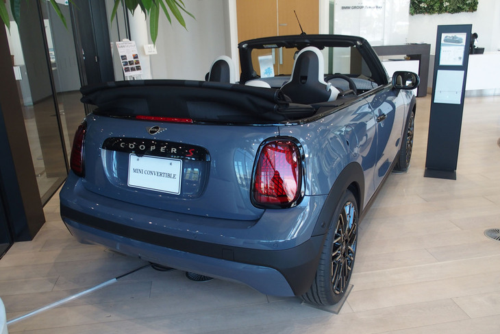 MINIクーパー コンバーチブル（リアビュー）