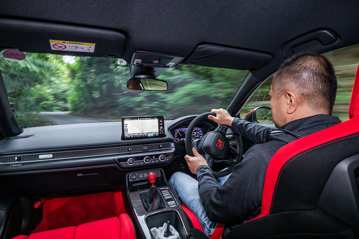 今回試乗の舞台として用意された、群馬サイクルスポーツセンターのクローズドコースでの走行シーン。新型「シビック タイプR」のノーマル車とホンダアクセス製テールゲートスポイラー装着車を2周ずつ比較試乗した。