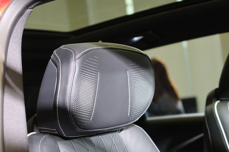 キャデラック・リリックV（フロントシートのヘッドレスト）