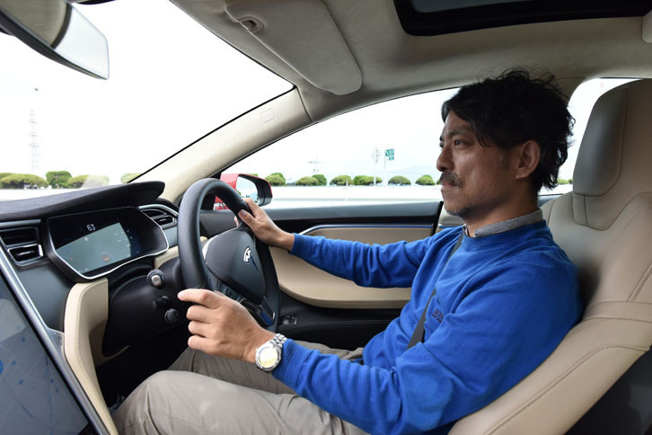 バージョン8.0搭載の「モデルS」に試乗する筆者。
